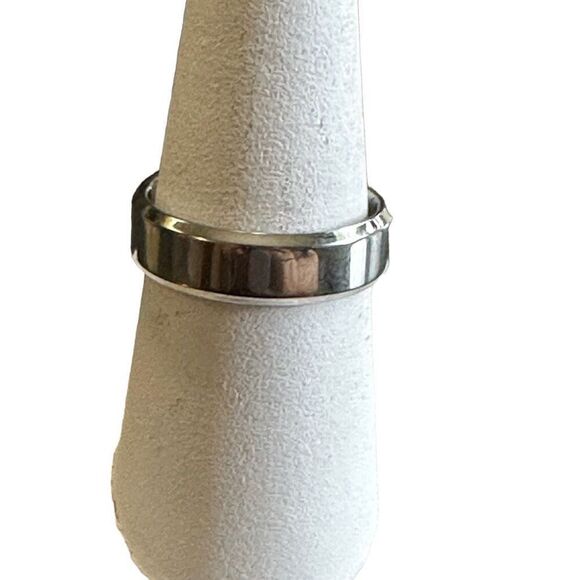 Brand New!! Size 8 1/2 Stainless steel plated beveled edge band - Picture 1 of 4